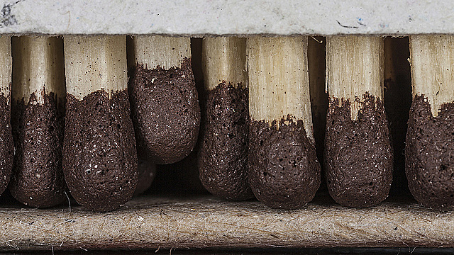 Спички в коробке крупным планом