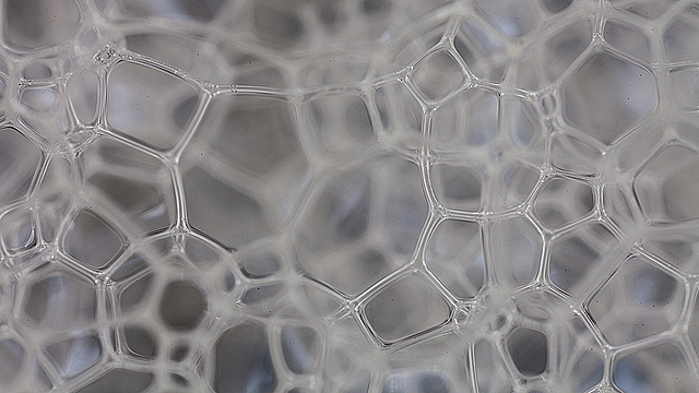 Большие пузыри пены крупным планом