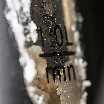 Шкала наполнения чайника с накипью на и меткой в один литр