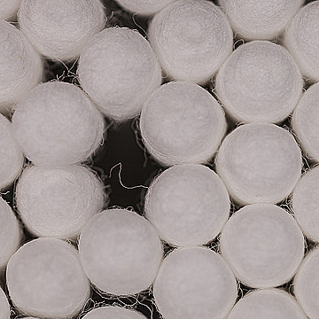 Ватные палочки плотным рядом с дыркой ближе к середине