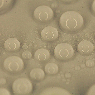 Капли воды на пластике