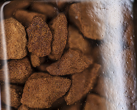 Куски растворимого кофе в банке