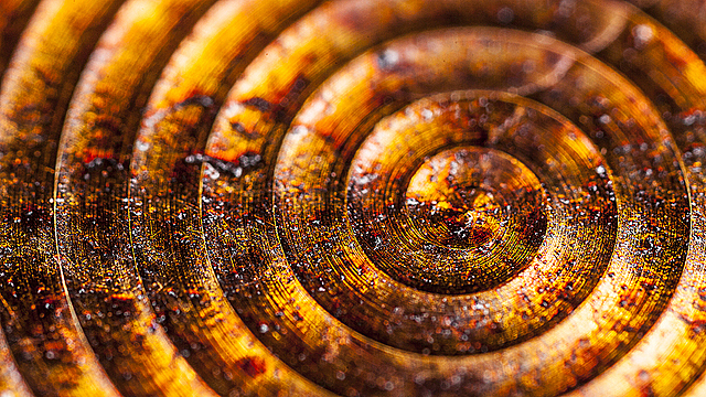 Дно сковородки снаружи с пригоревшим жиром