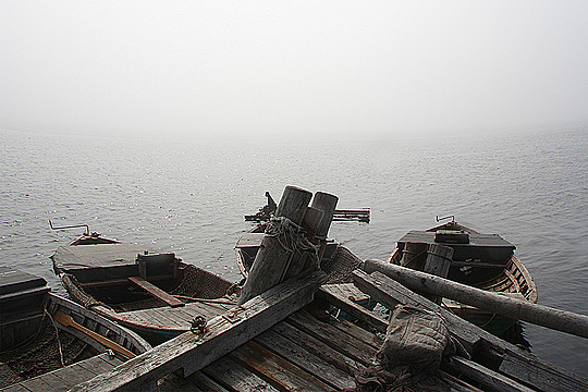 Деревянные лодки на деревянной пристани